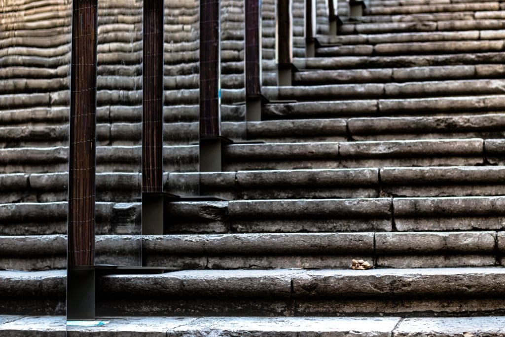 gray concrete stairs with pillars at daytime

Photo by Amat Martínez Vilà on Unsplash 